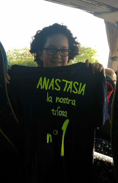 La piccola Anastasia entusiasta con la maglia meritata di SuperTifosa n°1